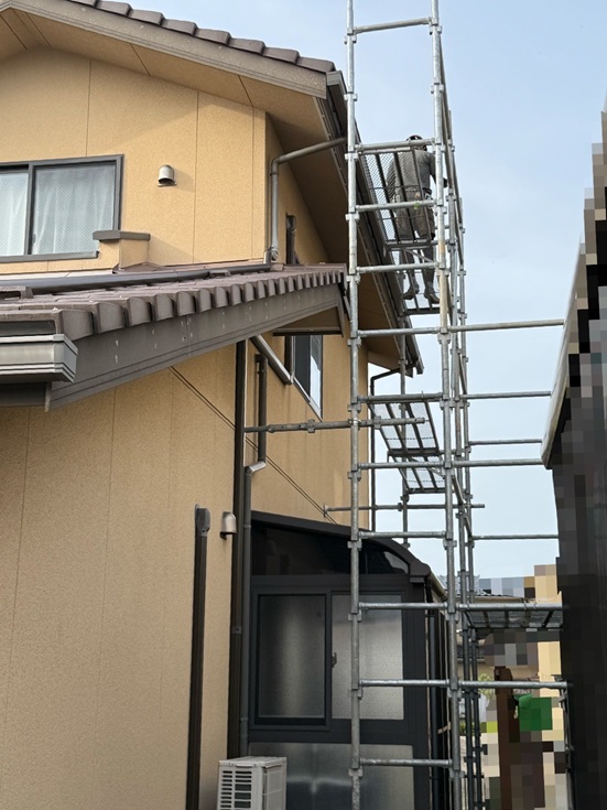 屋根工事　足場を設置しています
