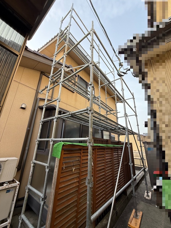 屋根工事　足場を設置しています