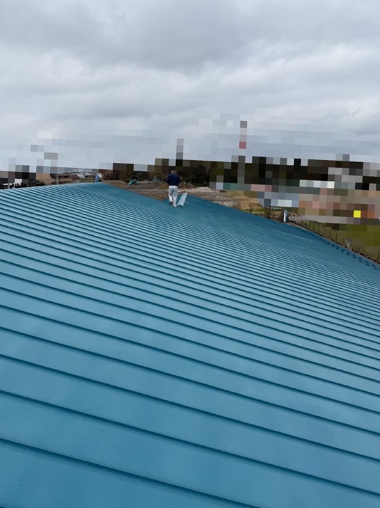 施設のガルバリウム鋼板屋根の塗装　現場調査