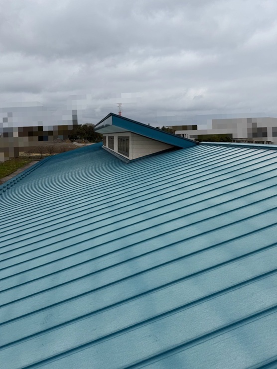 施設のガルバリウム鋼板屋根の塗装　現場調査