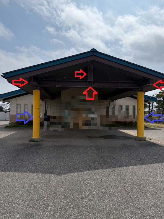 玄関の梁と柱の塗装が剥がれてきていました