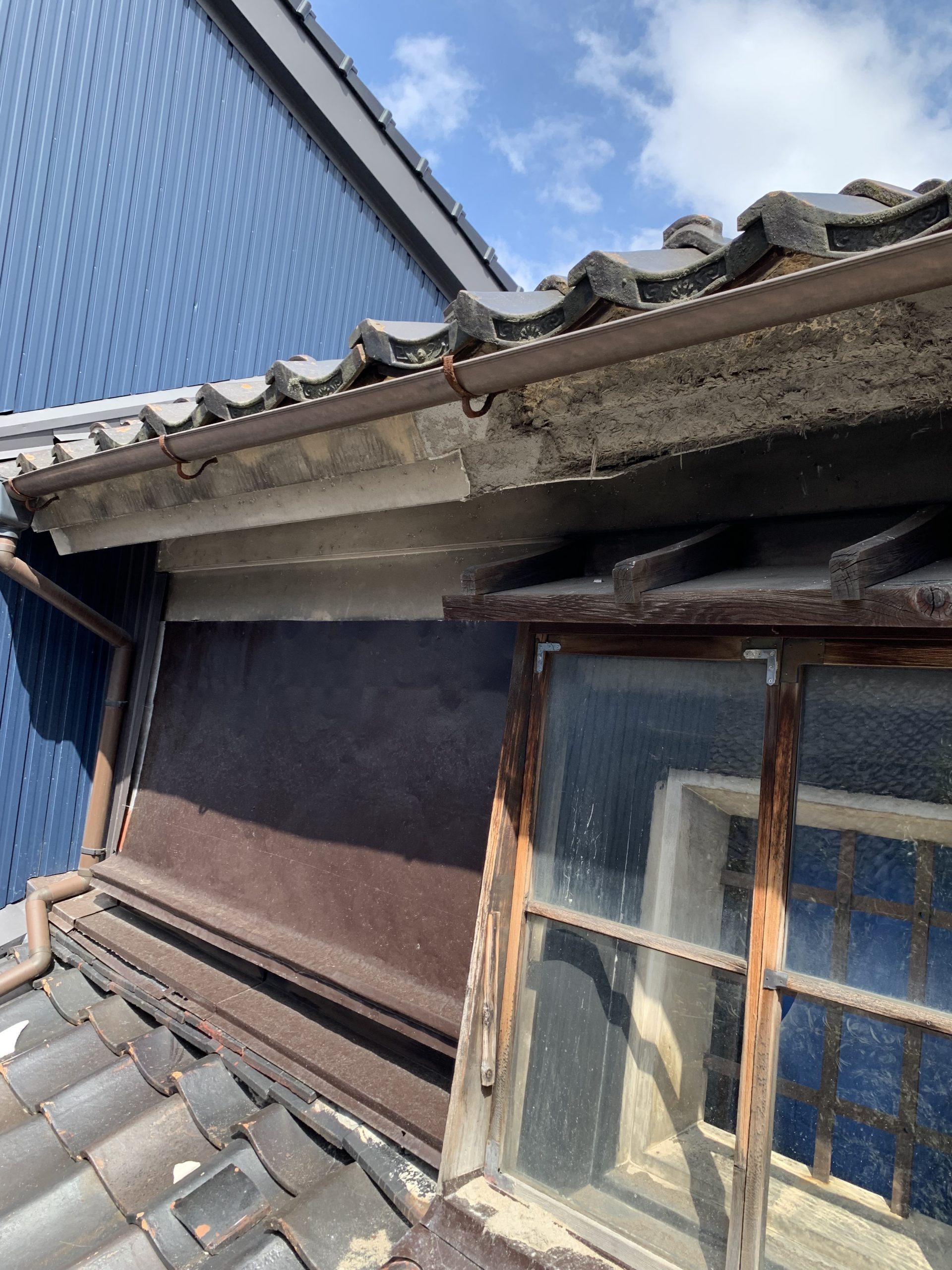 鼻隠し・軒天が崩れています