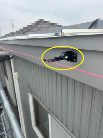屋根の下地に雨どいの吊り金具を設置し