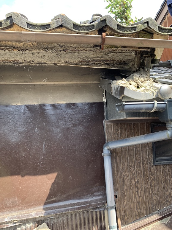 鼻隠し、軒天が崩れています