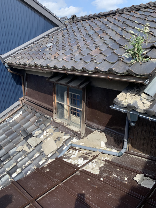 地震の影響で蔵の白壁が落ちたりしています