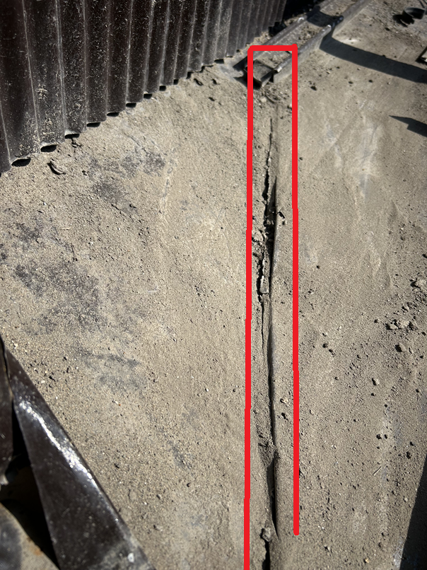 谷板金に大きな亀裂がありました