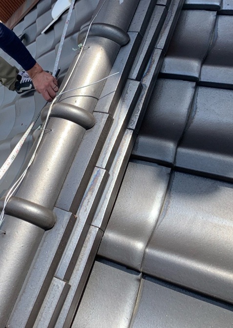 ご自宅の瓦屋根の棟瓦が歪んでいます