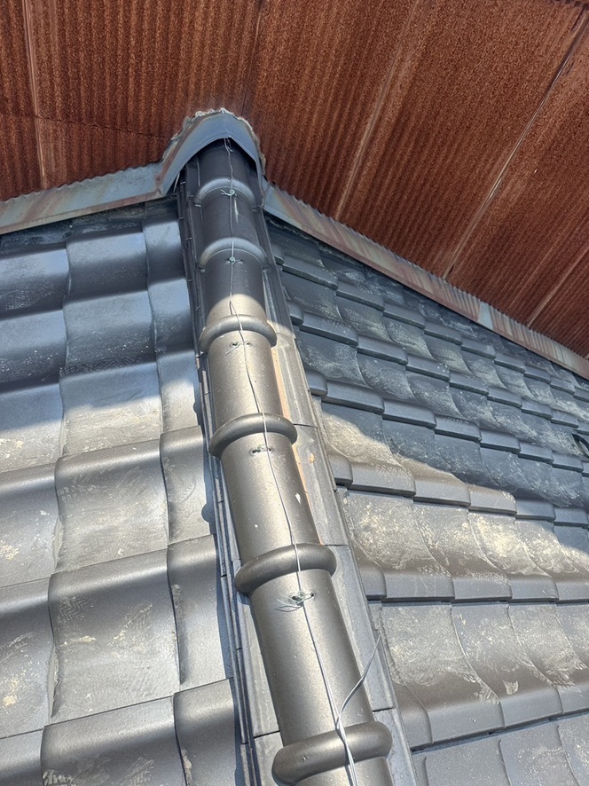 ご自宅の瓦屋根の棟瓦が歪んでいます