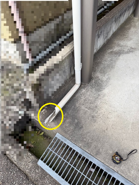 雨どいが割れています