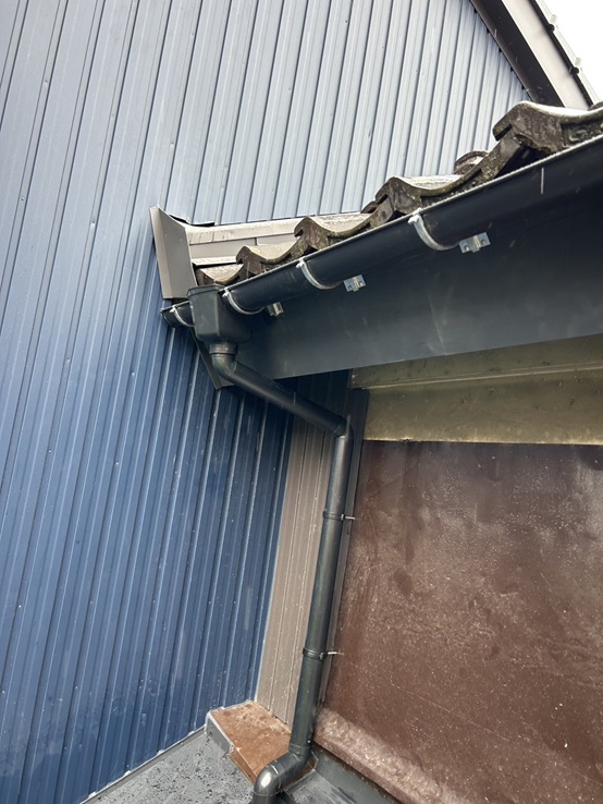 新しい雨どいを設置