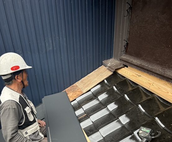 取り合い水切り金具を設置しています