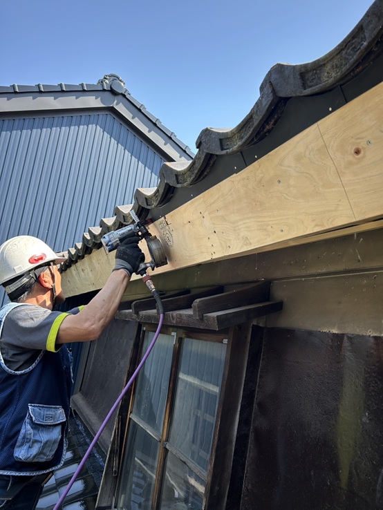 ガルバリウム鋼板を設置