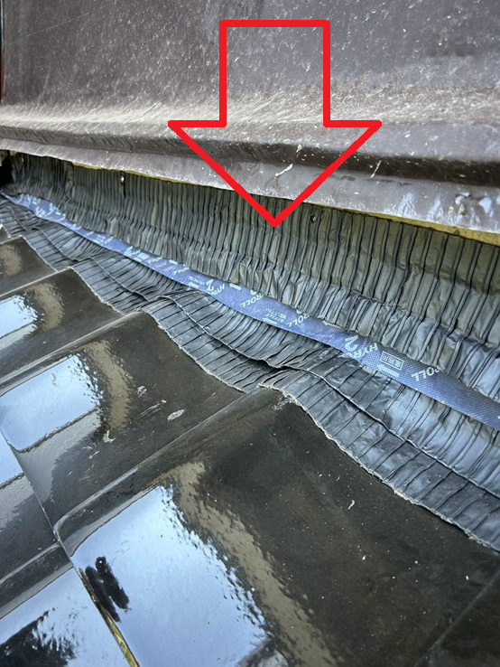 下屋根の瓦屋根と壁面のすき間から雨が入り込まないように面戸ロールを貼ります