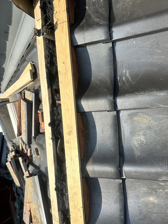 南蛮漆喰を詰めた上に角材を乗せました。