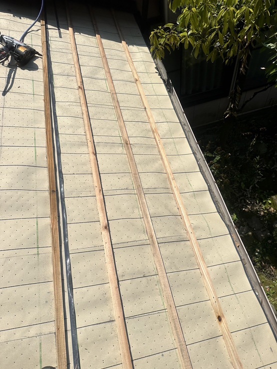 葺き替え工事　瓦桟設置