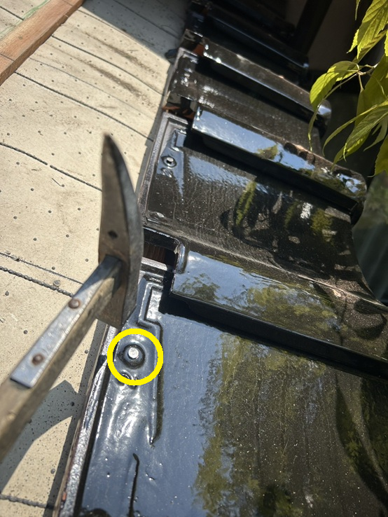 新しい瓦を釘で固定