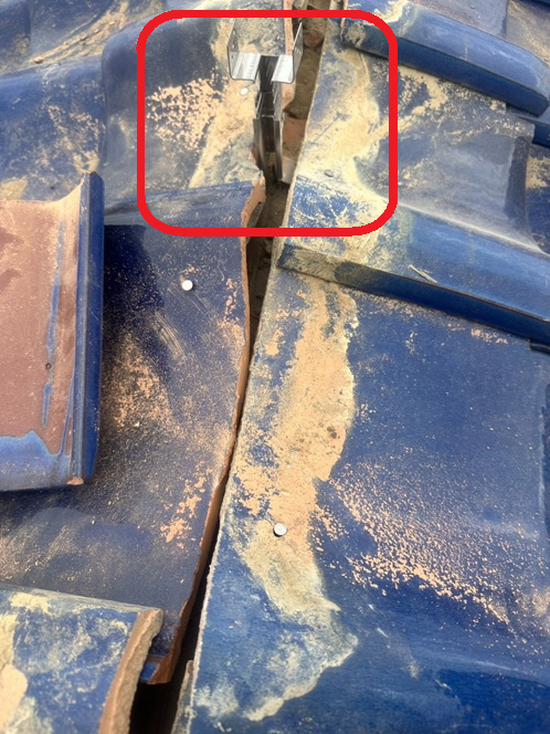 屋根の下地に「強化棟金具」を設置