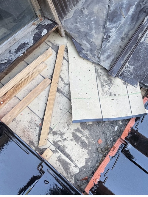 新しい谷板金の設置