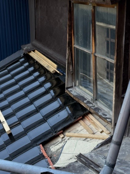 新しい谷板金の設置