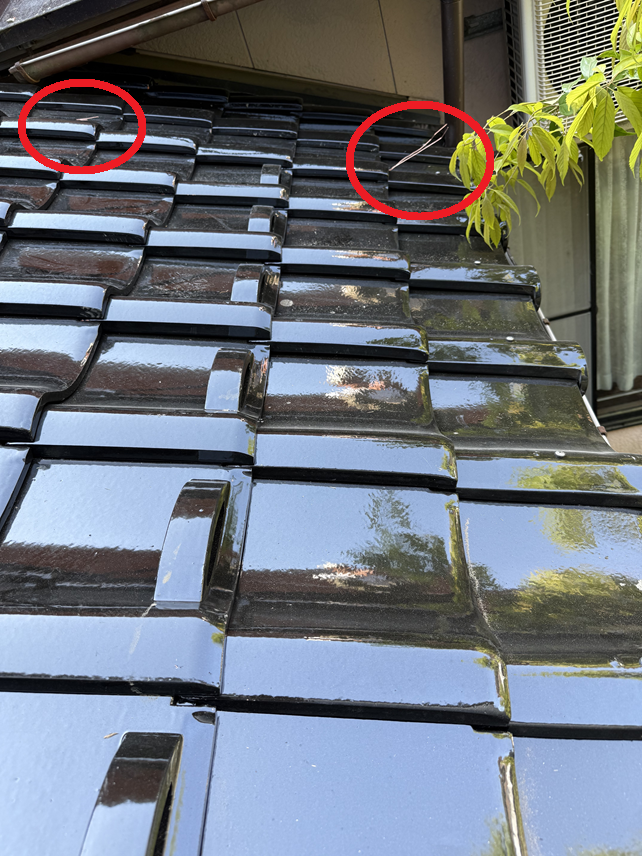 瓦屋根の葺き替え工事　雨どいを固定するための銅線