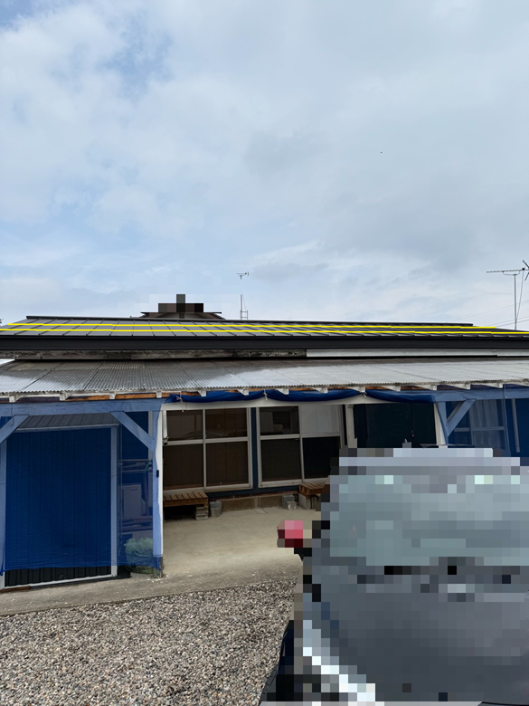 棒状の金具を一直線に設置し、雪をせき止めます。