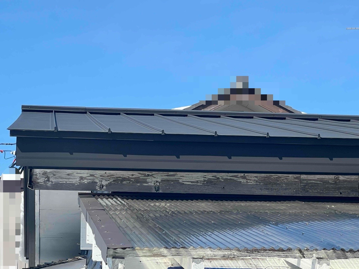 落雪でカーポートが傾いたため、雪止めを設置します