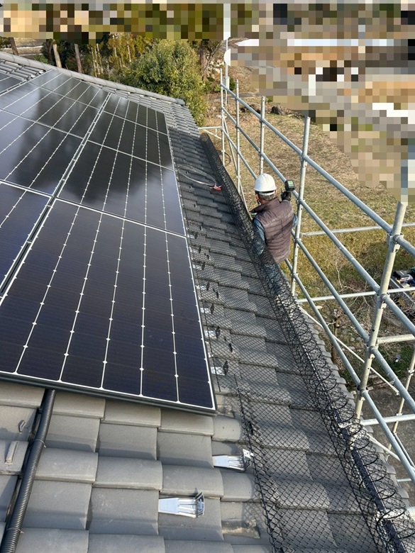 雪止めネットのゆきもちくんを設置していきます