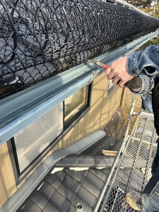 ゆきもちくんの軒先のほうは雨どいの金具にステンレス線で固定