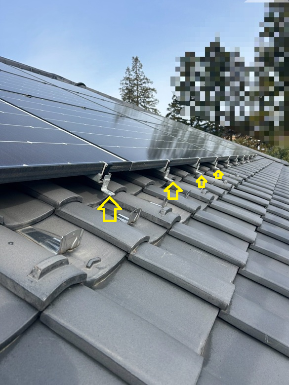 太陽光パネルの金具に、ゆきもちくんを取り付ける金具を固定