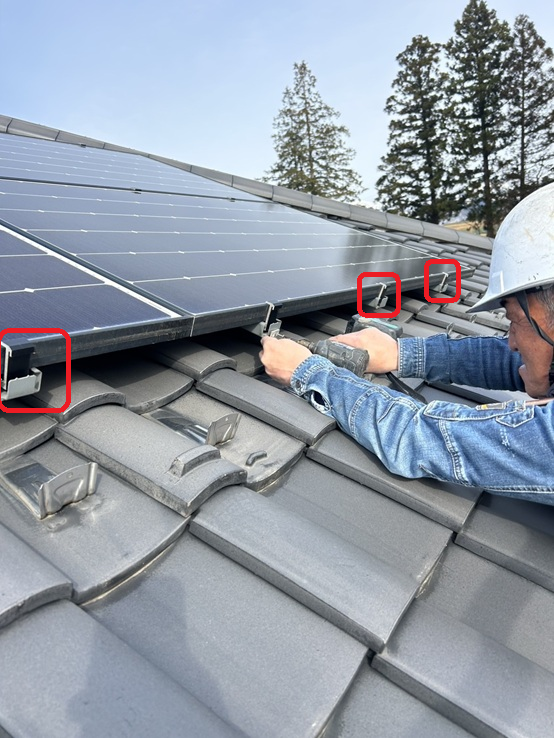 太陽光パネルの金具に、ゆきもちくんを取り付ける金具を固定