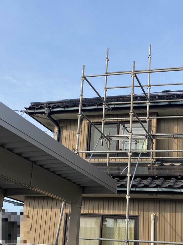 ２階屋根に雪止めネット「ゆきもちくん」を設置しました