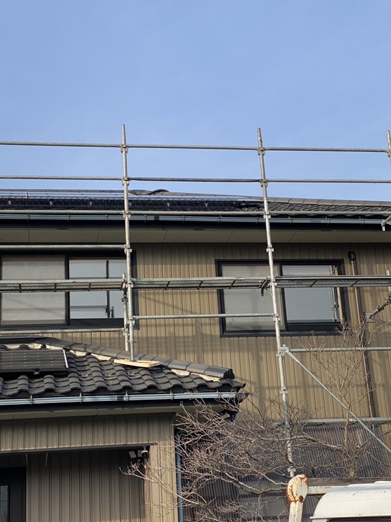 ２階屋根に雪止めネット「ゆきもちくん」を設置しました