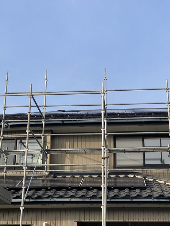 ２階屋根に雪止めネット「ゆきもちくん」を設置しました