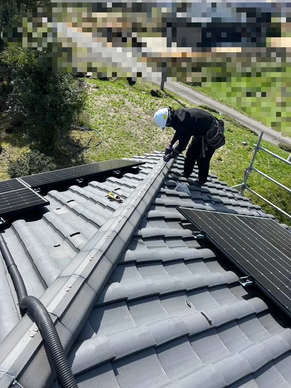 棟瓦を固定している釘を抜き、ビスで固定しています