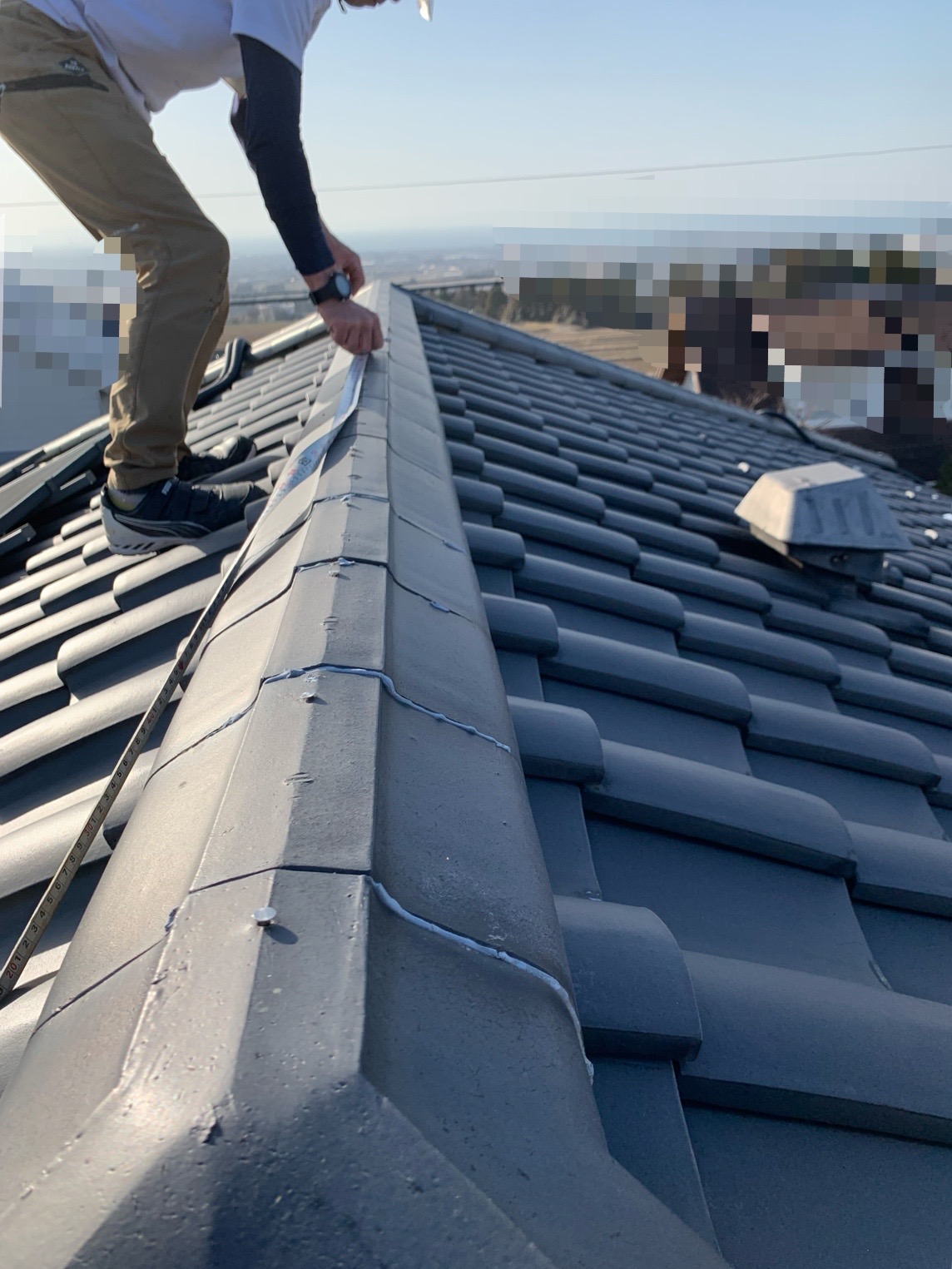 棟瓦の釘が浮いています