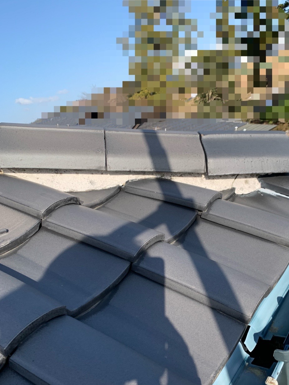 棟瓦の釘が浮いています