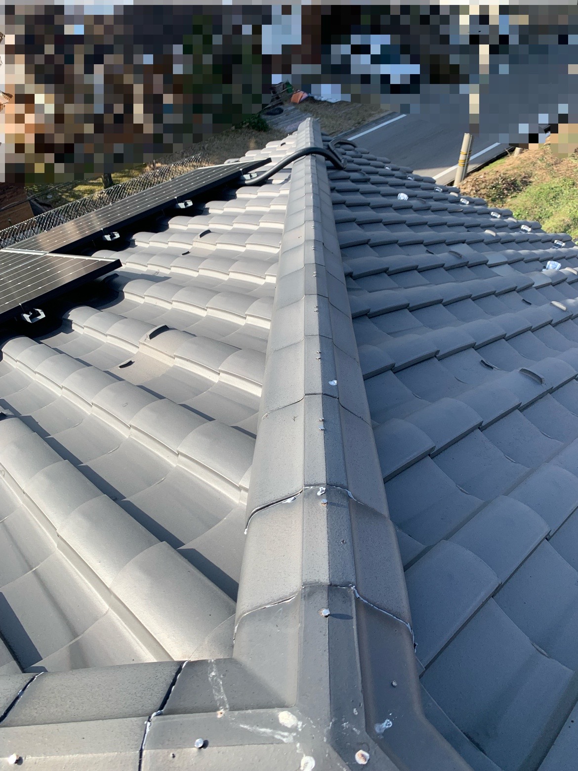 棟瓦を固定している釘が浮いています