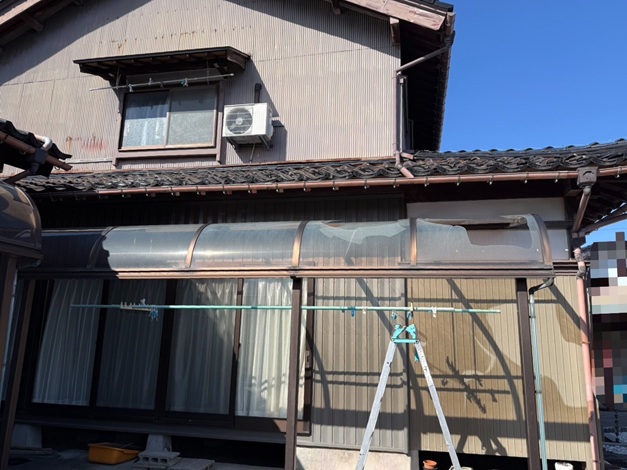 穴が空いているテラス屋根