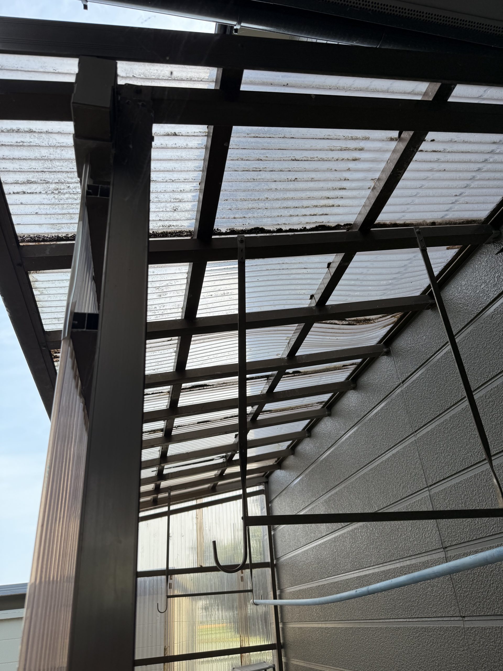 雪の重みで屋根が割れています