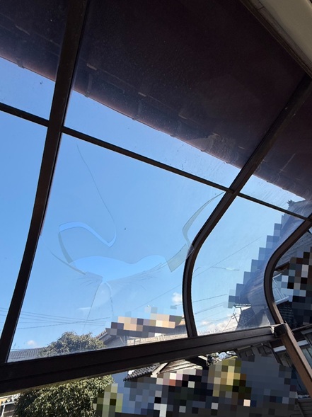 ポリカ屋根の割れ