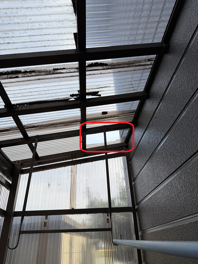 雪の重みで屋根が割れています