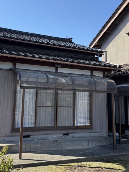 もう一箇所のテラス屋根も破損