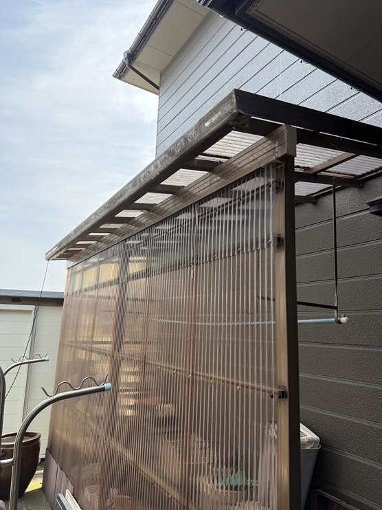 雪の重みで屋根が割れています