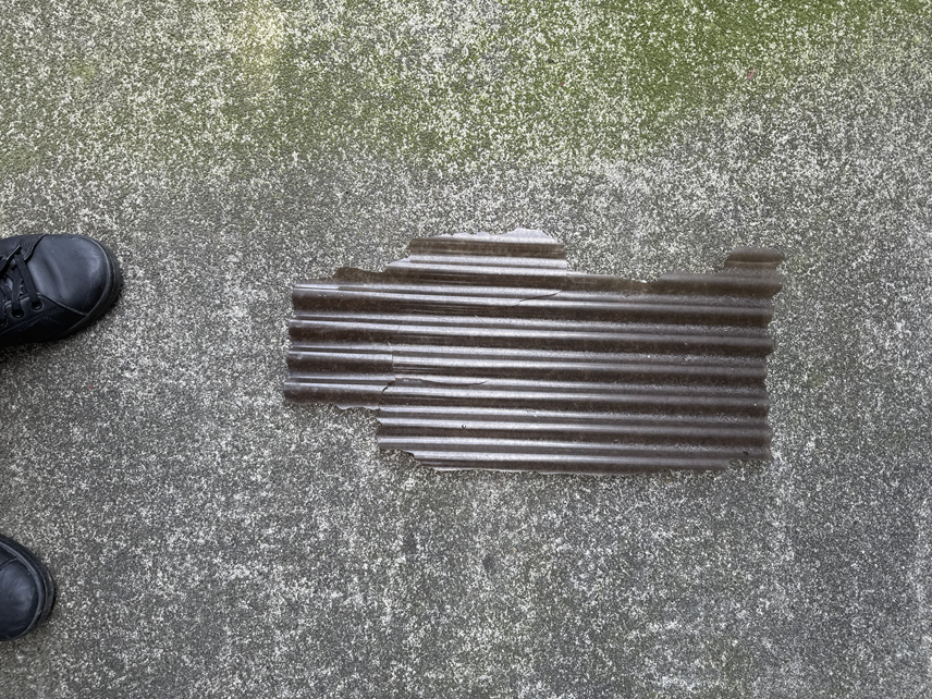 割れて落ちていた物干し場屋根のポリカーボネート板