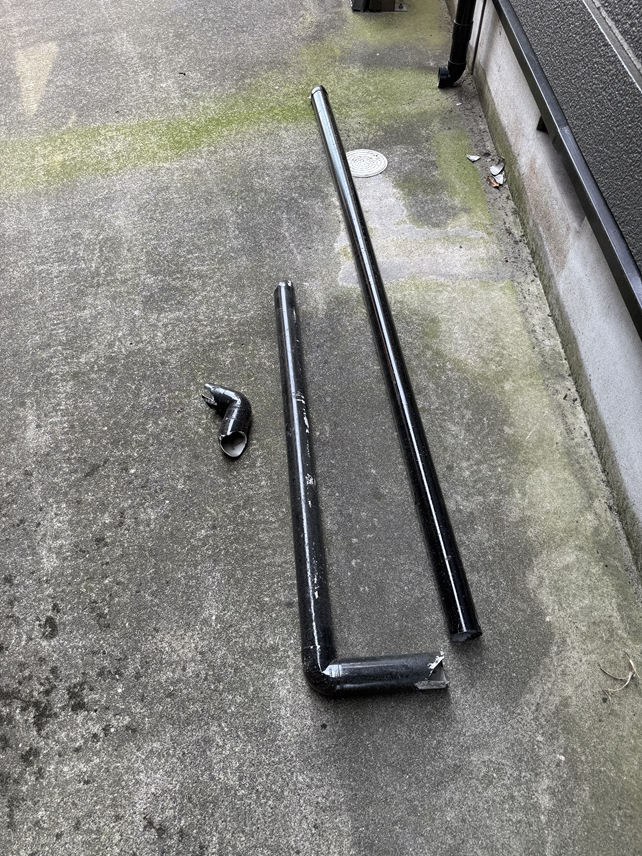 外れて屋根から落ちていた雨樋です
