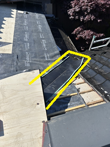 谷板金を釘で固定