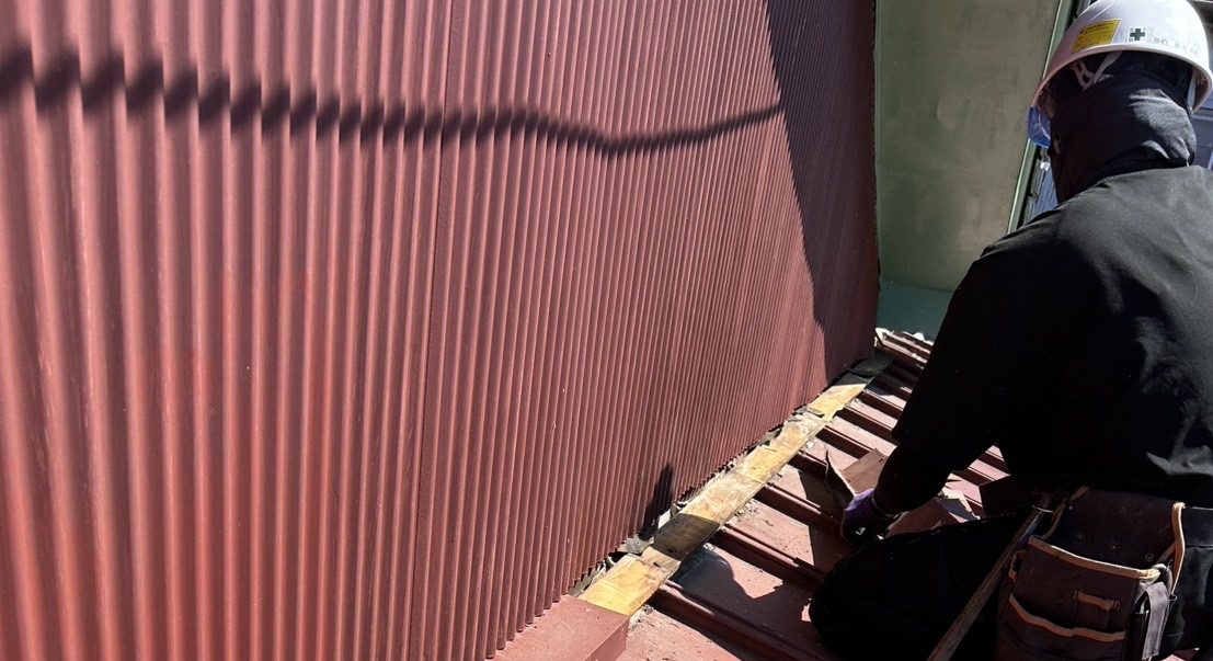 トタン屋根葺き替えの為に剥がしていきます