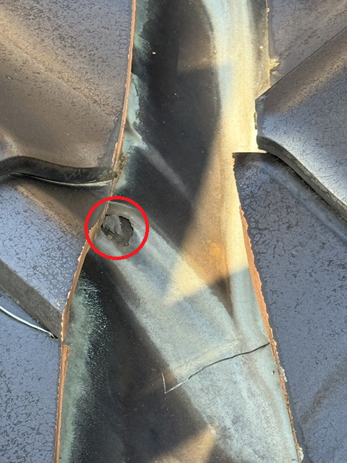 谷板金にあいた穴