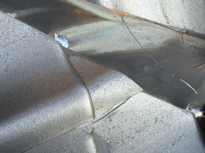 谷板金の穴にコーキング