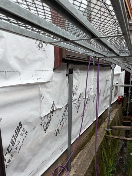 トタン外壁を剥がし、下地を設置しました